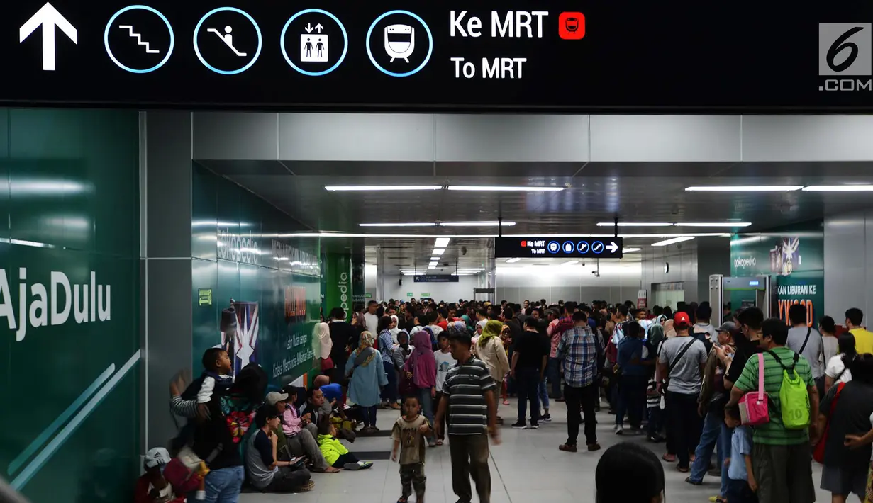 Antrean calon penumpang saat membeli tiket untuk menggunakan layanan transportasi Moda Raya Terpadu (MRT) di Stasiun Bundaran HI, Jakarta, Rabu (3/4). Layanan MRT dimulai pukul 05.30 WIB hingga 22.01 WIB. (merdeka.com/Imam Buhori)
