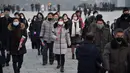 Warga berdatangan untuk memberi penghormatan di depan patung mendiang pemimpin Korea Utara Kim Il-sung dan Kim Jong-il pada peringatan 10 tahun kematian Kim Jong-il, Pyongyang, Korea Utara, 16 Desember 2021. Kim Jong-il adalah ayah dari pemimpin Korea Utara saat ini, Kim Jong-un. (KIM WON JIN/AFP)