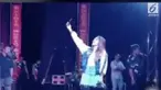 Pedangdut yang tengah naik daun, Via Vallen tiba-tiba pingsan saat tengah konser di Demak.