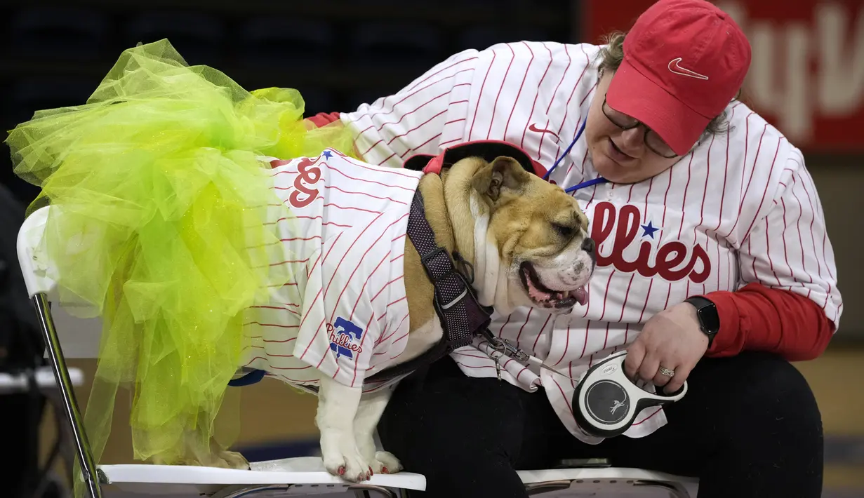 <p>Marissa Dembinski, dari Coon Rapids, Iowa, duduk dengan anjing buldognya Millie selama kontes "Drake Relays Beautiful Bulldog" tahunan di Des Moines, Iowa, 25 April 2022. Kontes ini dimulai dari perayaan Drake Relays di Universitas Drake di mana seekor bulldog adalah maskotnya. (AP Photo/Charlie Neibergall)</p>