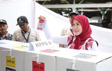 Tampil Bak Ibu Sosialita, ini Potret Venna Melinda saat Datang ke TPS Bersama Sang Anak untuk Nyoblos