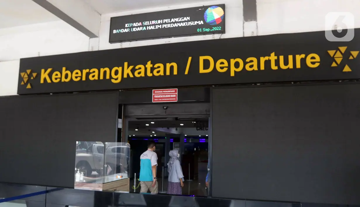 Penumpang saat akan memasuki area keberangkatan di Bandara Halim Perdanakusuma, Jakarta, Kamis (1/9/2022). Bandara Halim Perdanakusuma telah selesai direvitalisasi dan kembali melayani penerbangan komersil mulai 1 September 2022. (Liputan6.com/Herman Zakharia)