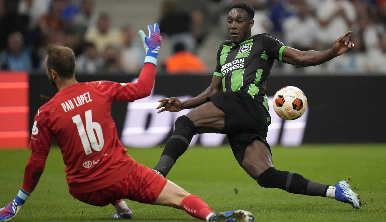 Pemain Brighton, Danny Welbeck (kanan) berusaha mencetak gol ke gawang Marseille yang dijaga oleh Pau Lopez pada laga Grup B Liga Europa 2023/2024 di Stade Velodrome, Marseille, Prancis, Jumat (05/10/2023) dini hari WIB. (AP Photo/Daniel Cole)