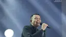 Penyanyi Muhammad Tulus Rusydi atau Tulus saat tampil dalam konser Monokrom di Istora Senayan, Jakarta, Rabu (6/2). Ada 4.500 tiket lebih terjual untuk konser yang mengusung tema dari album ketiganya ini. (Fimela.com/Bambang Eros)