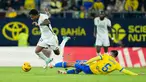 Pemain Real Madrid Rodrygo (kiri) menggiring bola menghindari pemain Cadiz FC Victor Chust pada pertandingan sepak bola La Liga Spanyol di Stadion Nuevo Mirandilla, Cadiz, Spanyol, Minggu (26/11/2023). (AP Photo/Jose Breton)
