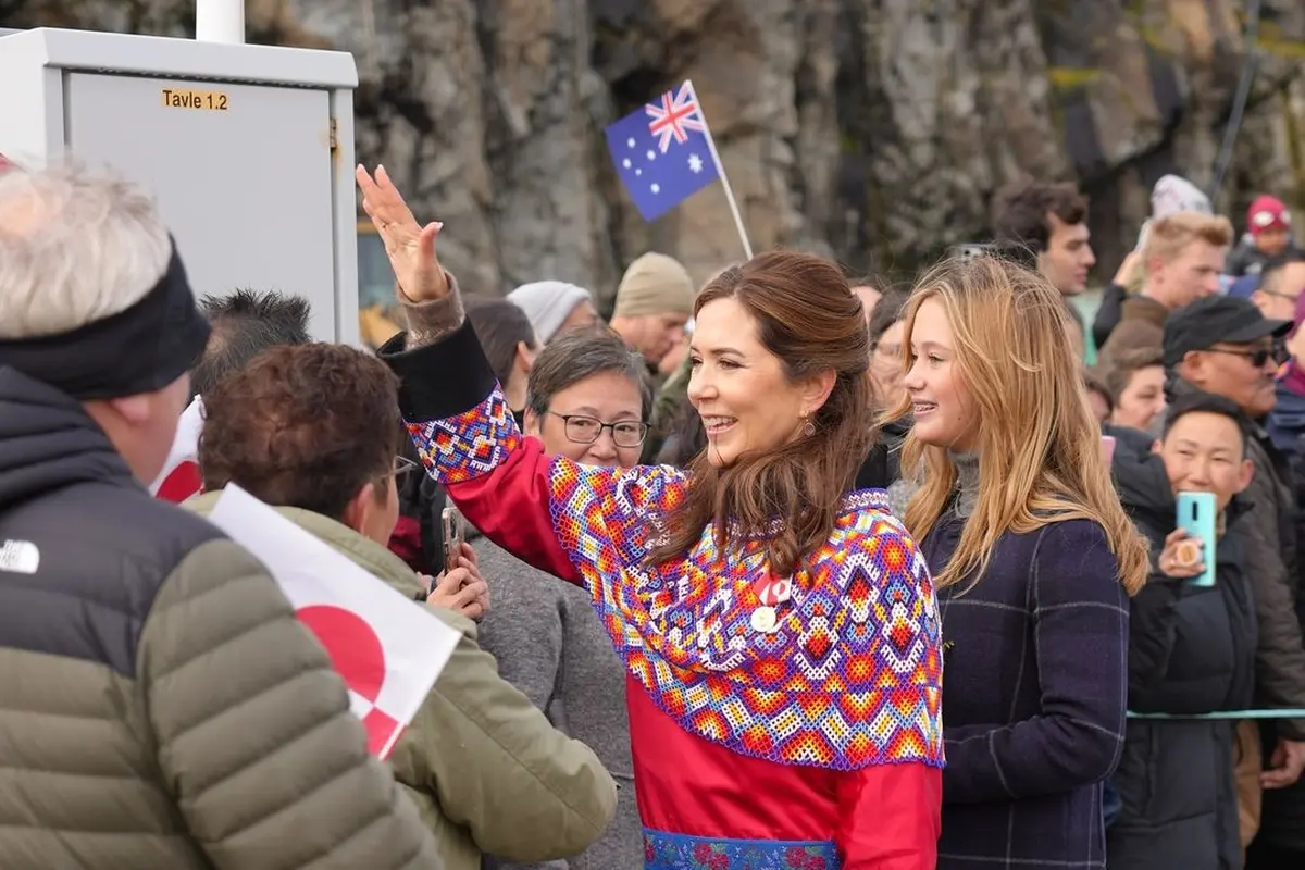 Ratu Denmark Disenggol Skuter hingga Terjatuh Saat Kunjungan Publik ke Greenland