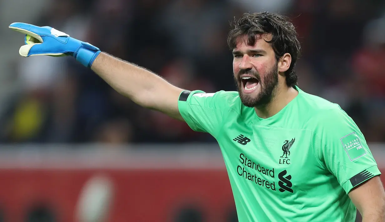 Alisson Becker - Kiper asal Brasil ini memberikan dampak luar biasa bagi Liverpool sejak bergabung pada 2018. Alisson Becker mampu bekerja sama dengan para bek Liverpool dalam menahan setiap serangan lawan. (AFP/Karim Jaafar)