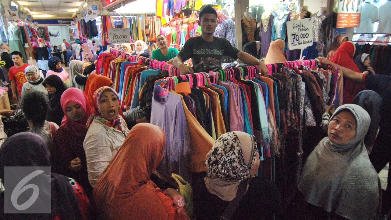 20150702-Suasana Pasar Tanah Abang Pertengahan Ramadan-Jakarta