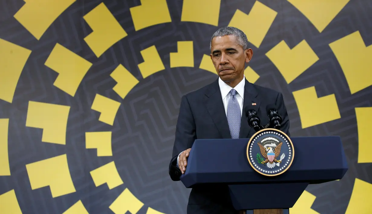 Presiden AS Barack Obama bereaksi saat menyampaikan konferensi pers acara Asia-Pacific Economic Cooperation summit (KTT APEC) di Lima, Peru, Minggu (20/11). KTT APEC di Peru menjadi kunjungan terakhir Obama sebagai presiden AS. (REUTERS/Kevin Lamarque)