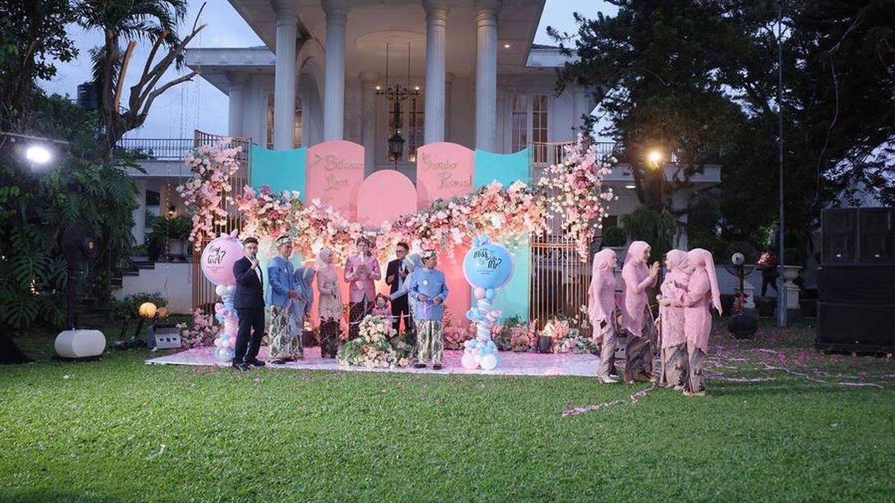 Bestie Till Jannah, 8 Potret Geng Mamayu Jadi Pagar Ayu di Acara Gender Reveal Lesti Kejora - Aurel Hermansyah Hingga Margin Wieheerm Pakai Kebaya Seragam
