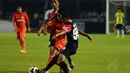 Gelandang Persija, Ramdani Lestaluhu (tengah) berusaha menembus hadangan dua pemain Persijap Jepara saat berlaga di stadion GBK Jakarta, (26/5/2014). (Liputan6.com/Helmi Fithriansyah)