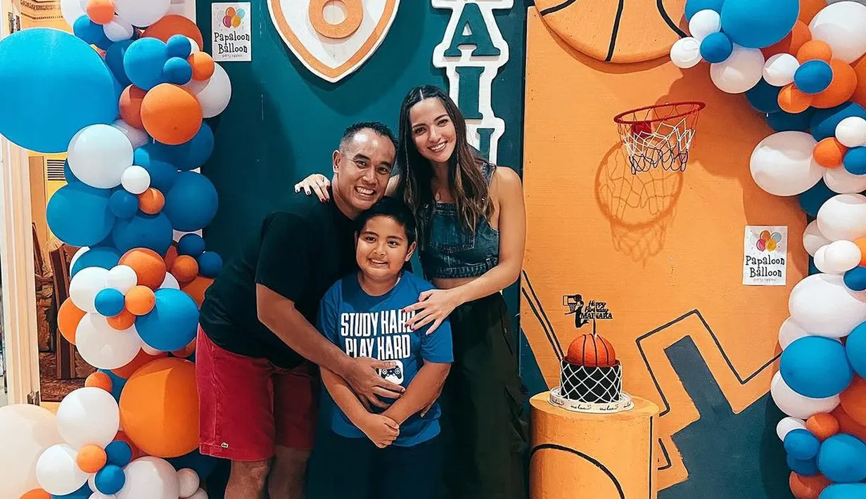 Perayaan ulang tahun cucu pengusaha Aburizal Bakrie itu dirayakan sederhana bersama keluarga dan sahabat. Tampak dekorasi dengan olahraga basket. Potret bahagia Nia dan Ardi di ulang tahun anak keduanya. [Instagram/ramadhaniabakrie]