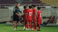 Pelatih Timnas Indonesia U-16, Nova Arianto memberikan instruksi kepada para pemainnya saat menghadapi SKO Ragunan pada laga uji coba di Stadion Manahan, Solo, Rabu (12/6/2024) menjelang keikutsertaan Timnas Indonesia U-16 pada ajang Piala AFF U-16 2024. (Bola.com/Radifa Arsa)