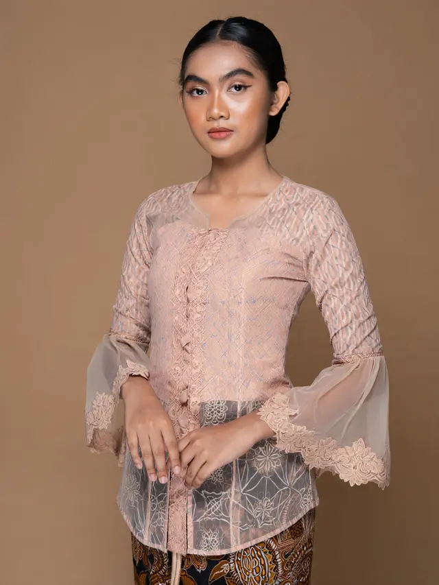 Batik Lengan Lonceng Renda Elegan untuk Pernikahan