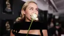 Miley Cyrus membawa mawar putih ketika menghadiri karpet merah Grammy Awards 2018 di New York, Minggu (28/1). Bunga ini menjadi lambang untuk dukungan melawan kesetaraan gender dan pelecehan seksual di industri musik. (Christopher Polk/Getty Images/AFP)