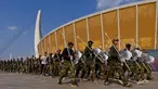 Personel militer berjalan di luar Stadion Nasional Morodok Techo menjelang Pesta Olahraga Asia Tenggara (SEA Games) ke-32 di Phnom Penh pada tanggal 4 Mei 2023. (Tang Chhin Sothy/AFP)