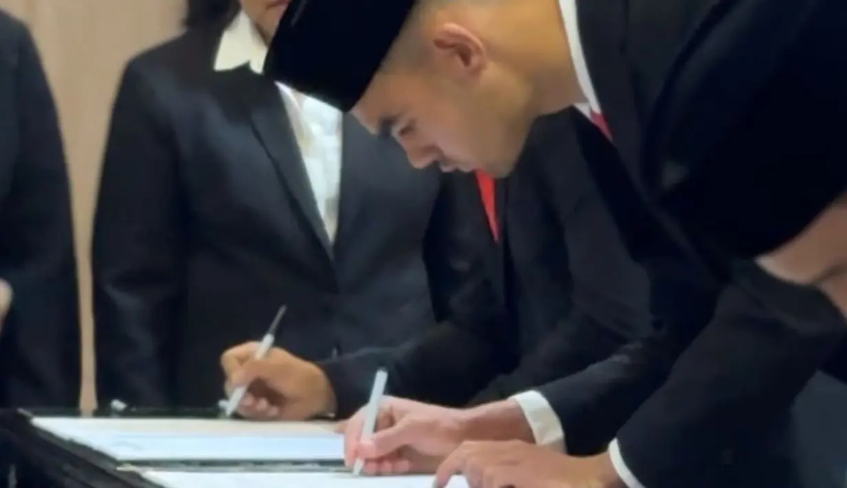 Jens Raven menandatangani dokumen saat pengambilan sumpah pewarganegaraan di Kanwil Kemenkumham DKI Jakarta, Cawang, Jakarta, Kamis (27/06/2024). (Dok. PSSI)