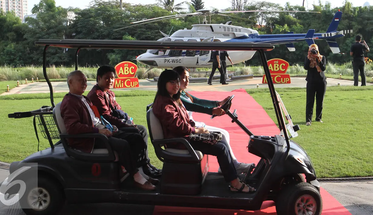 Pemenang program Cup for Worker Mi Cup ABC Nove Mianti Chandra (kanan) saat akan menaiki helikopter di Jakarta, Jumat (03/6). Liputan6.com/Angga Yuniar)