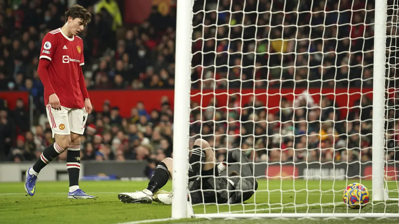 Foto: Kado Perpisahan Cristiano Ronaldo untuk Michael Carrick saat Manchester United Libas Arsenal di Liga Inggris