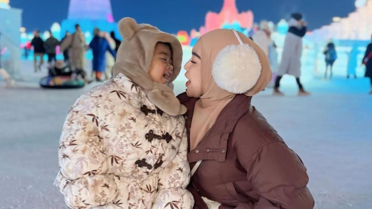 7 Potret Bahagia Ria Ricis dan Moana Liburan Akhir Tahun di Harbin China saat Cuaca Ekstrem -15 C, Outfit Musim Dinginya Curi Perhatian