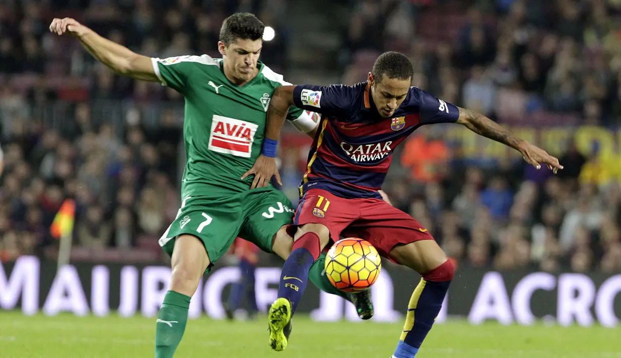 Pemain Barcelona, Neymar (kanan), berebut bola dengan pemain Eibar, Capa, dalam laga La Liga Spanyol di Stadion Camp Nou, Barcelona, Senin (26/10/2015) dini hari WIB. (EPA/Marta Perez))