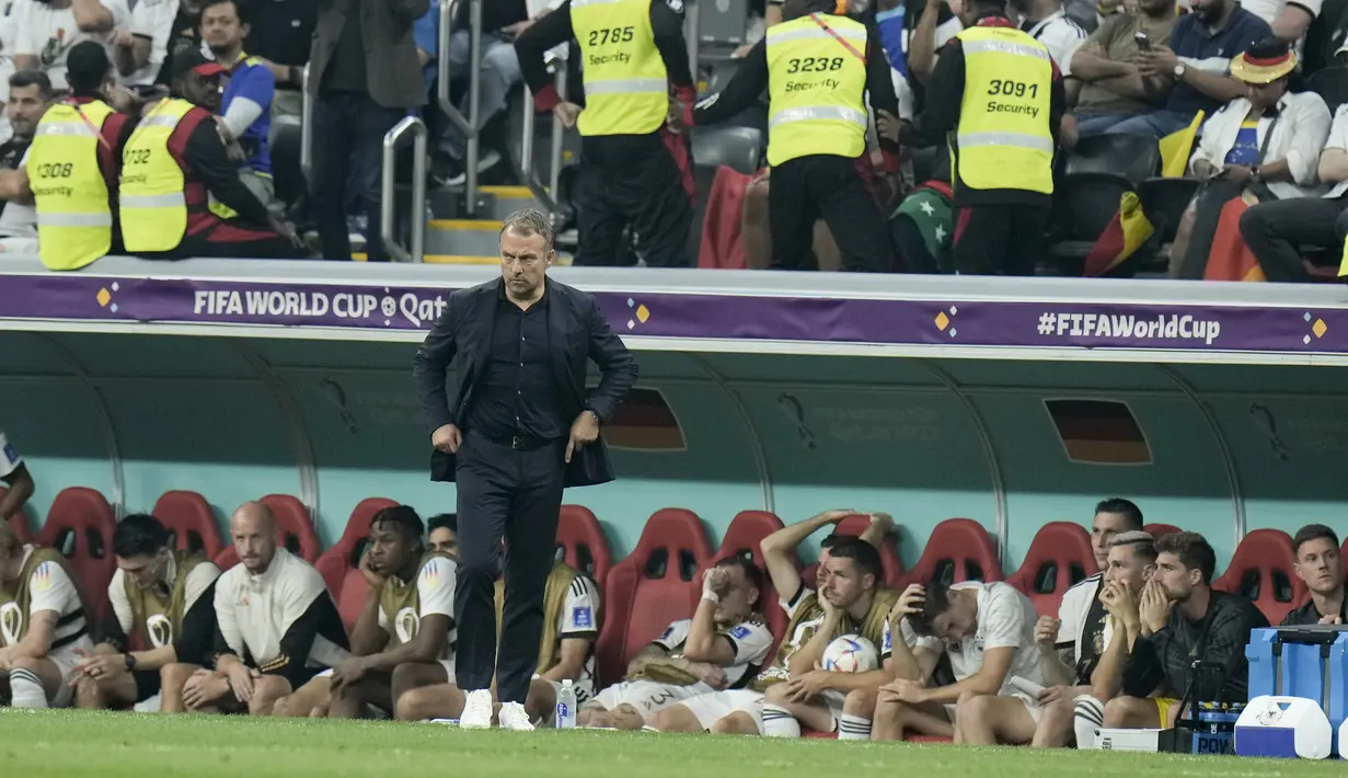 Reaksi pelatih Timnas Jerman, Hansi Flick pada matchday 3 Grup E Piala Dunia 2022 melawan Kosta Rika di Al Bayt Stadium, Jumat (2/12/2022) dini hari WIB. Kegagalan lolos ke babak 16 besar ini menambah catatan buruk Jerman setelah menyandang status juara dunia di Piala Dunia 2014 Brasil. (AP Photo/Hassan Ammar)