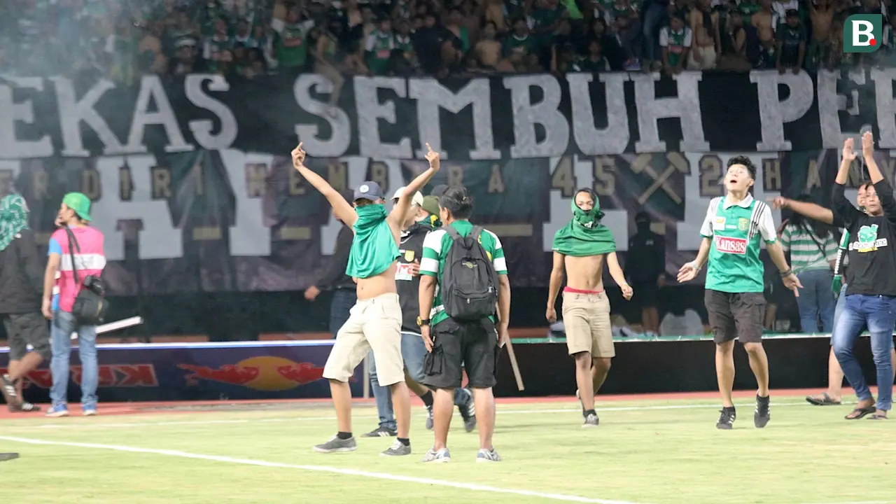 Suporter Persebaya vs Madura United