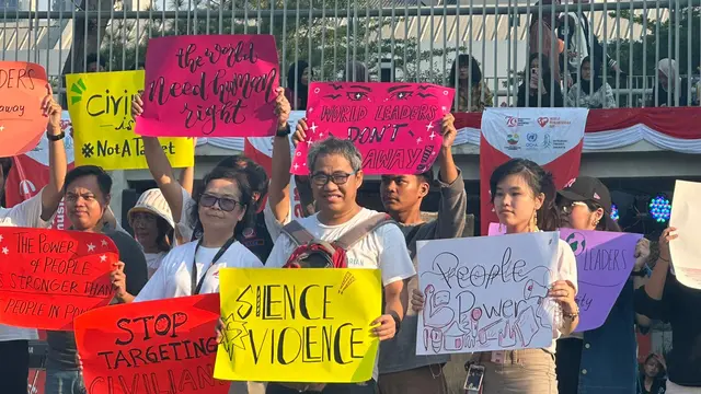 Memperingati Hari Kemanusiaan Internasional pemerintah, LSM, universitas, pengunjung, dan PBB berkumpul di Taman Literasi Martha Christina Tiahahu untuk merayakan kemanusiaan dan memperkuat aksi bersama bagi mereka yang membutuhkan (Dok. PBB Indonesia).