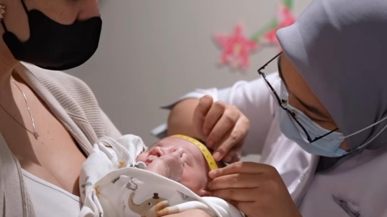 Sebagai ibu, Sarah benar-benar menggendong sang putra saat diperiksa oleh dokter. Ia bahkan memperhatikan tiap detail.