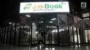 Pengunjung seusai berbelanja buku di Pasar Kenari, Jakarta Pusat, Selasa (30/4/2019). Pasar buku itu merupakan pasar buku pertama di Jakarta yang didirikan untuk menyediakan buku-buku berharga yang murah alias terjangkau dan dikelola PD Pasar Jaya. (merdeka.com/Iqbal S. Nugroho)