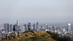 Wisatawan berpose di kawasan Griffith Observatory & Planetarium, California (14/3/2016). Di belakang mereka tampak Kota Los Angeles (Reuters/ Mario Anzuoni)