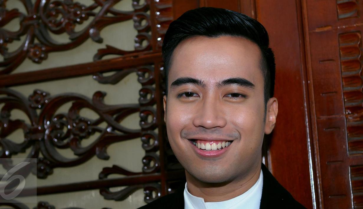 Penyanyi muda berbakat Vidi Aldiano bersama keluarga merayakan momen Lebaran di Inggris. Vidi menghabiskan libur Lebaran pasca diwisuda dari kampusnya di University of Manchester Inggris. (Liputan6.com/Faisal R Syam)