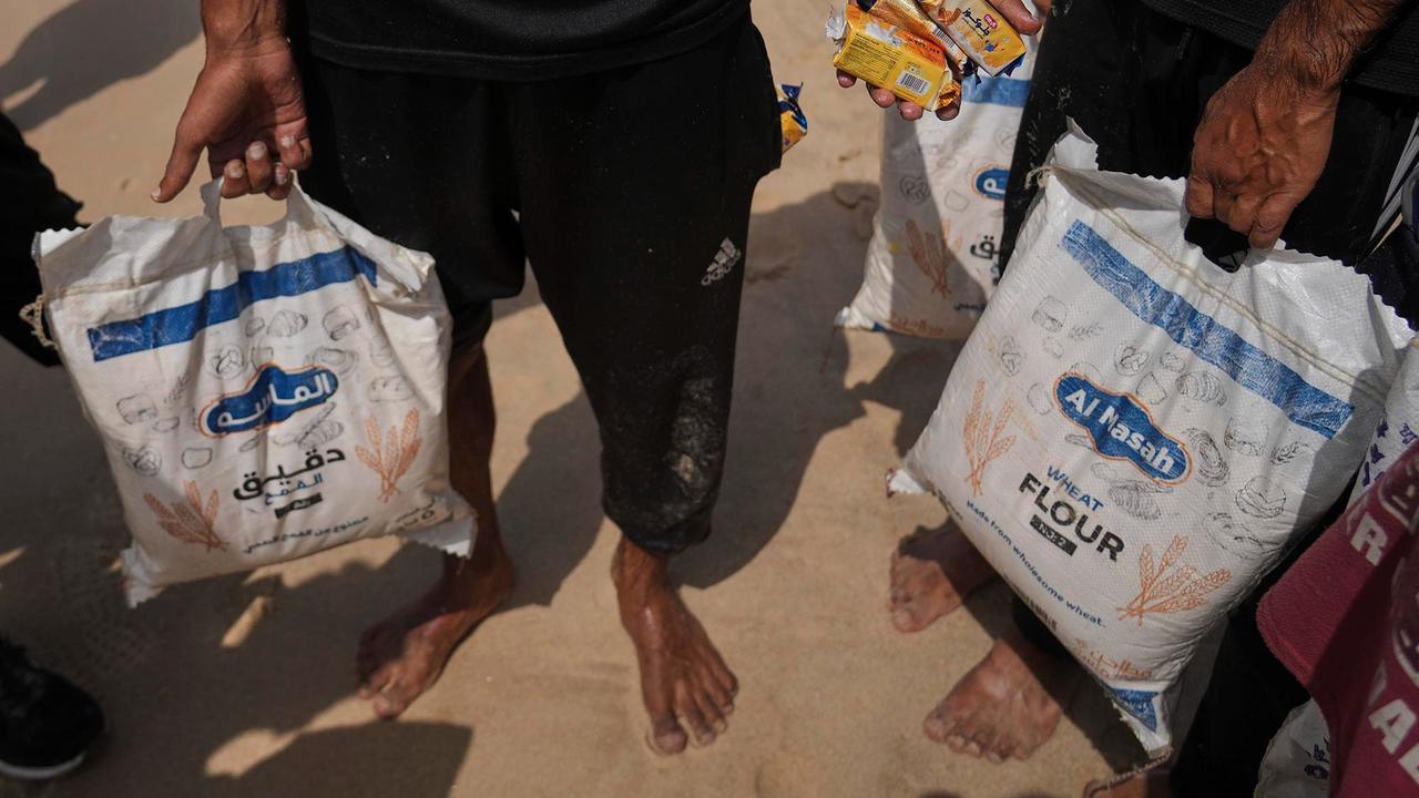 FOTO: Di Tengah Krisis, Warga Gaza Berebut Bantuan yang Tercebur ke Laut Mediterania