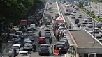 Kendaraan melintasi flyover Kuningan arah Semanggi di Jakarta, Rabu (30/12). Rampungnya proyek yang dimulai sejak akhir 2014 tersebut diharapkan mampu mengurangi kemacetan yang kerap terjadi di persimpangan Kuningan. (Liputan6.com/Immanuel Antonius)