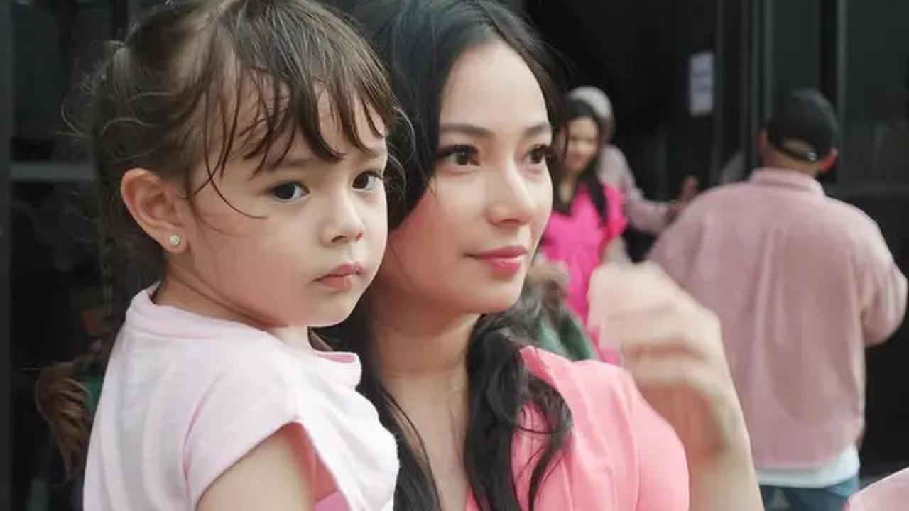 6 Potret Asmirandah Bareng Chloe di Berbagai Acara Launching Produk, Selalu Selaras