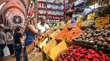 Orang-orang berbelanja di pasar rempah-rempah atau Spice Bazaar yang bersejarah di distrik Eminonu di Istanbul, (13/7/2019). Spice Bazaar adalah salah satu bazaar terbesar di kota tersebut. (AFP Photo/Ozam Kose)