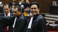 Ketua Tim Hukum Jokowi-Ma'ruf Amin, Yusril Ihza Mahendra (kanan) menghadiri sidang perdana sengketa Pilpres 2019 di Mahkamah Konstitusi (MK), Jumat (14/6/2019). Sidang itu memiliki agenda pembacaan materi gugatan dari pemohon, yaitu paslon 02 Prabowo Subianto-Sandiaga Uno. (Lputan6.com/Johan Tallo)