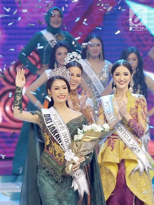 Frederika Alexis Cull (kiri) melambaikan tangan saat terpilih sebagai Puteri Indonesia 2019 di JCC, Jakarta, Jumat (8/3). Frederika Alexis Cull merupakan perwakilan Puteri Indonesia DKI Jakarta 1. (Fimela.com/Bambang E Ros)