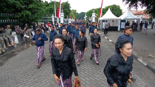 Saat Sultan Hamengku Buwono X Berdiri 3 Jam Sambut 12 Ribu Warga di Hari Ulang Tahunnya