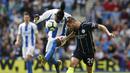 Gelandang Manchester City, Bernardo Silva, berebut bola dengan pemain Brighton and Hove Albion, Yves Bissouma, pada laga Premier League di Stadion AMEX, Minggu (12/5). Manchester City menang 4-1 atas Brighton and Hove Albion. (AP/Frank Augstein)