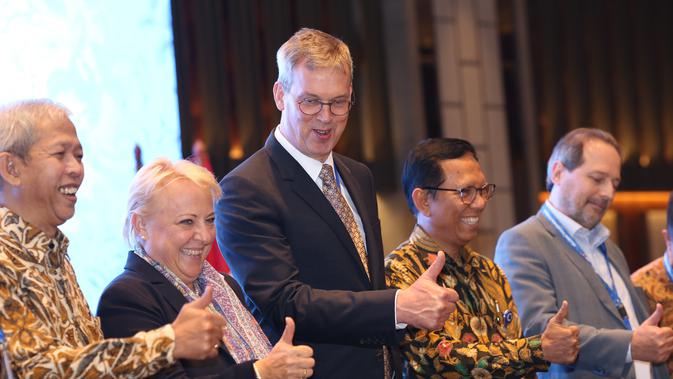 Kepala Delegasi Uni Eropa untuk Indonesia Vincent Piket (tengah jas hitam), bersama Perwakilan Kementerian Perencanaan Pembangunan Nasional Deputi Bidang Ekonomi, Bambang Prijambodo (kanan Batik) di Jakarta, Rabu (25/9/2019). (Dok. Uni Eropa)