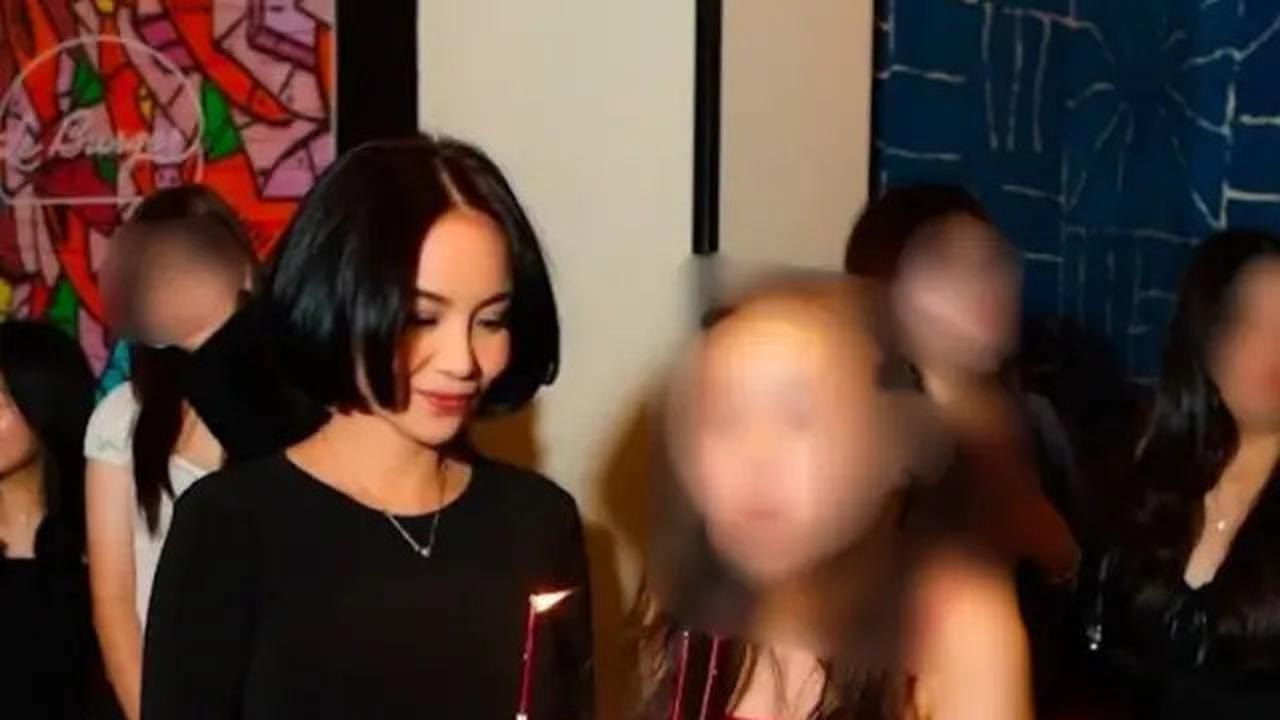 6 Gaya Padu Padan Jeans ala Dearly Djoshua, Teman Kondangan Ari Lasso di Resepsi Luna Maya
