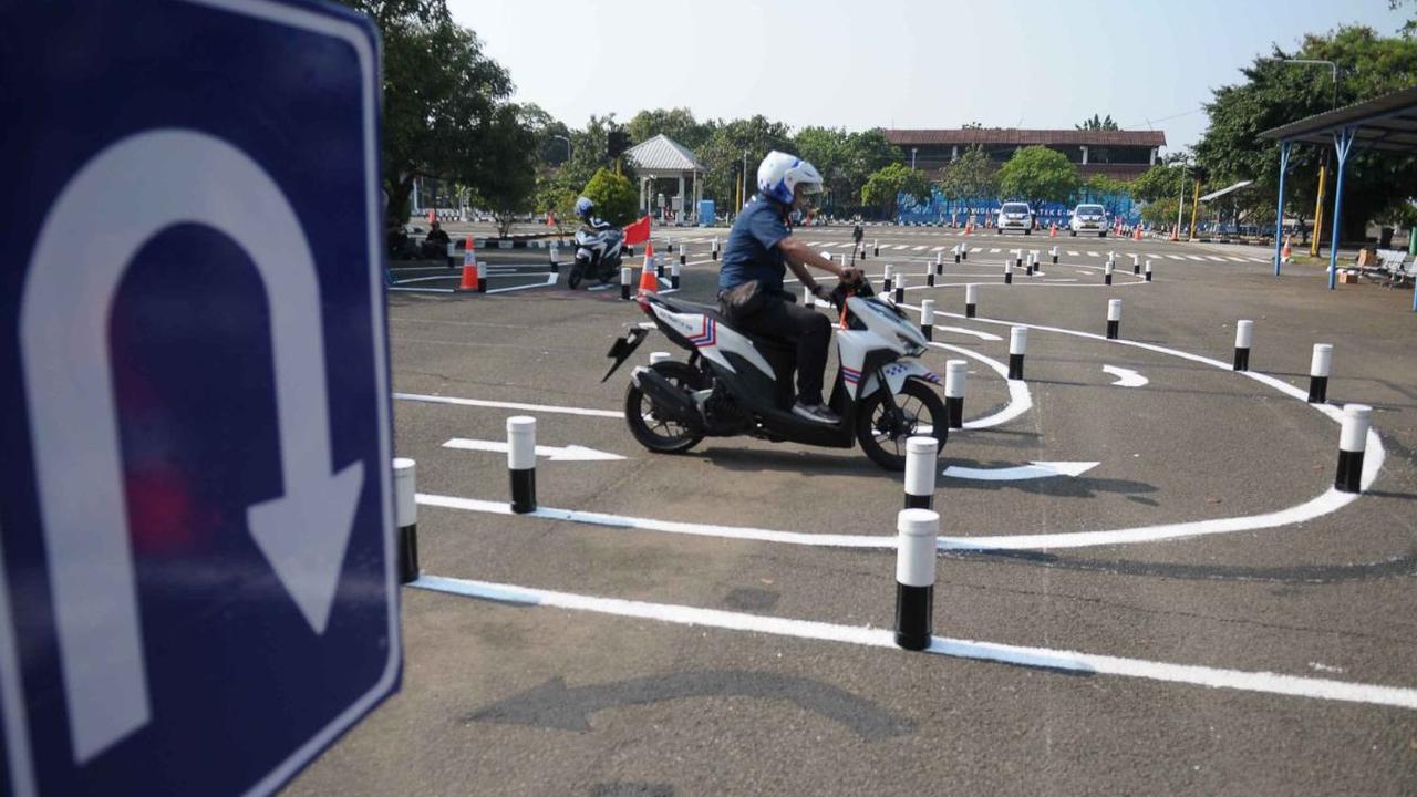 Warga asal Depok itu menuturkan dengan ujian praktik SIM C sekarang lebih manusiawi dengan menerapkan tes start di awal, pengereman saat di Yellow Box, U turn dan sebagainya.