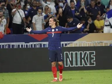 Penyerang Prancis, Antoine Griezmann berselebrasi usai mencetak gol kedua timnya selama pertandingan kualifikasi grup D Piala Dunia 2022 di stadion Decines di Lyon, Prancis, Rabu (8/9/2021). Griezmann mencetak dua gol dan mengantar Prancis menang atas Finlandia 2-0. (AP Photo/Laurent Cirpiani)