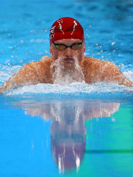 Perenang pria dari  United Kingdom, Adam Peaty saat bertanding di kategori gaya dada 100 meter pada Olimpiade Rio de Janeiro 2016 di Olympic Aquatics Stadium, Brasil (7/8). (REUTERS / David Gray)