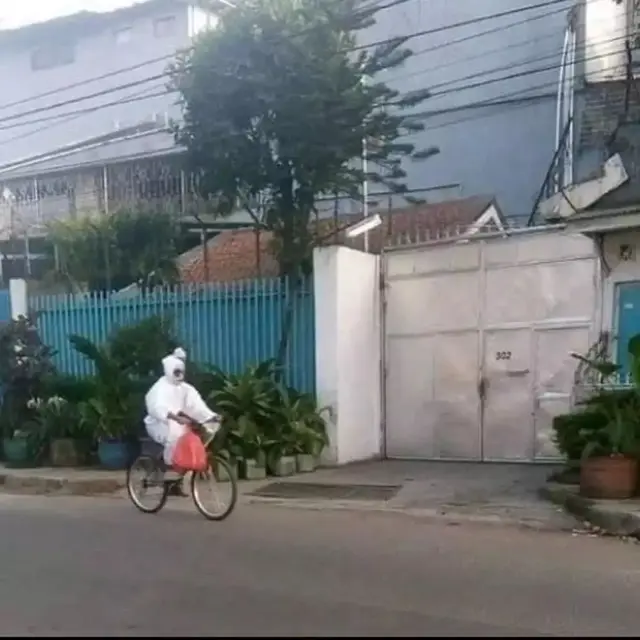 7 Potret Absurd Orang Waktu Beli di Warung, Ada yang Pakai Kostum Pocong