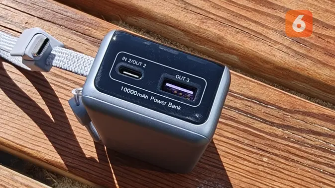 Port UGreen Nexode Pro 10.000mAh 55W ada USB-C, USB-A, dan kabel USB-C. (Liputan6.com/ Yuslianson)