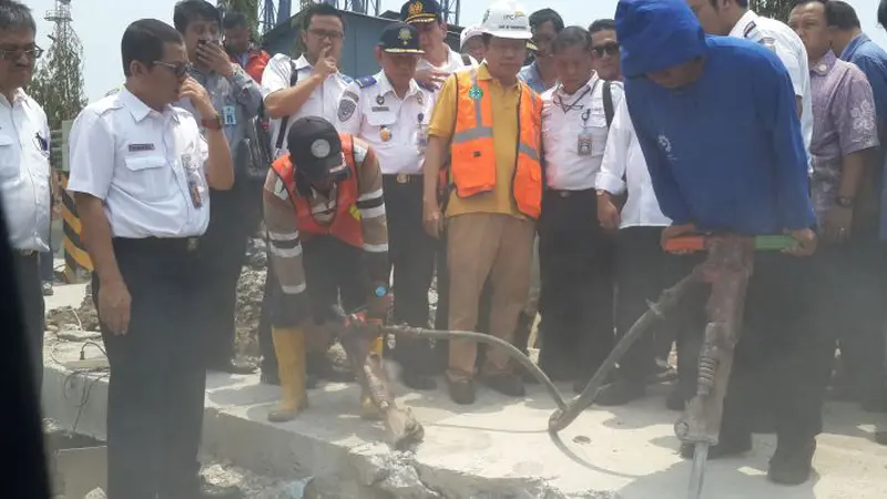 Menteri Koordinator Bidang Kemaritiman, Rizal Ramli geram melihat jalur kereta di Pelabuhan Tanjung Priok Jakarta, ditutup. 