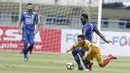 Gelandang Persib Bandung, Michael Essien, menjatuhkan gelandang Sriwijaya FC, Syahrian Abimanyu, pada laga Grup A Piala Presiden di Stadion GBLA, Bandung, Selasa (16/1/2018). Persib menang 1-0 atas Sriwijaya FC. (Bola.com/M Iqbal Ichsan)