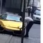 Sebuah Lamborghini Gallardo yang baru saja tabrakan dipaksa untuk tetap terus berjalan oleh pemiliknya (Foto: Carcrushing). 